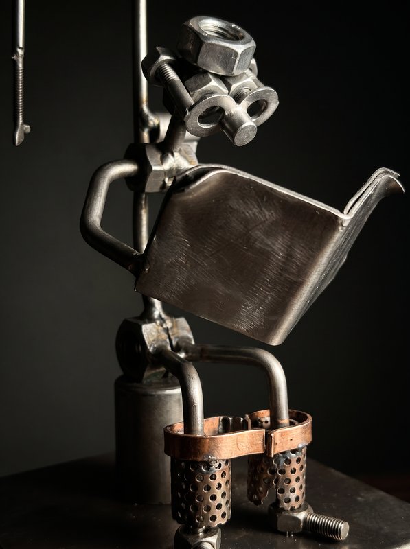 Figura Artesanal de Metal — Lector en su Escritorio