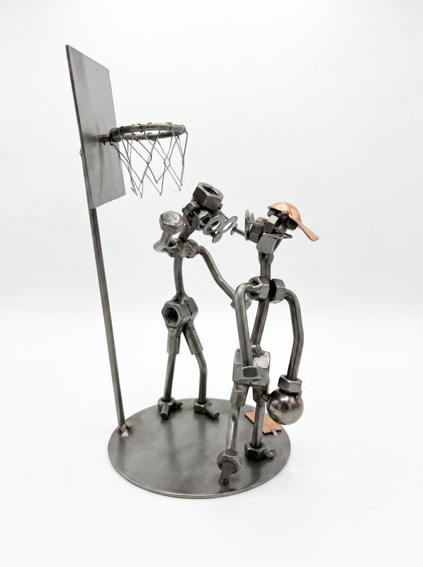 Figura Artesanal de Metal — Dos Jugadores de Baloncesto con Canasta