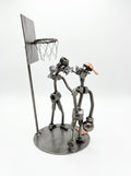 Figura Artesanal de Metal — Dos Jugadores de Baloncesto con Canasta