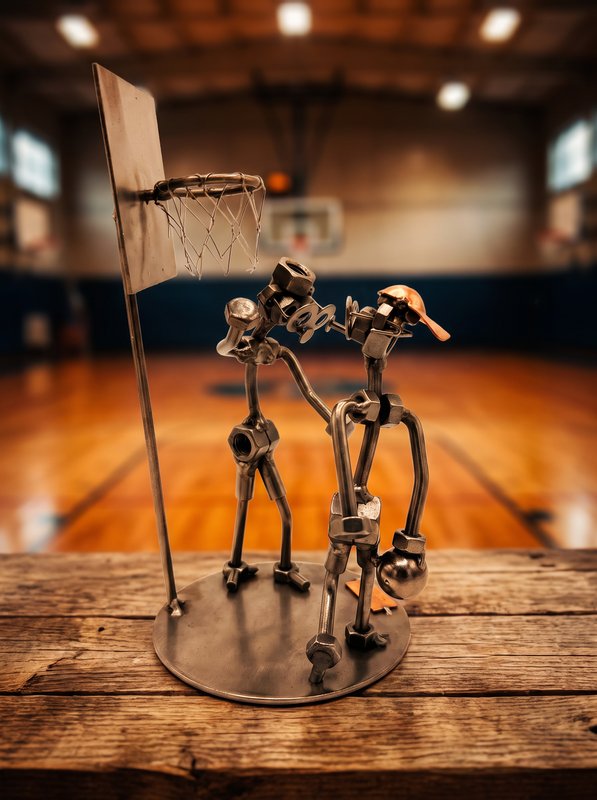 Figura Artesanal de Metal — Dos Jugadores de Baloncesto con Canasta