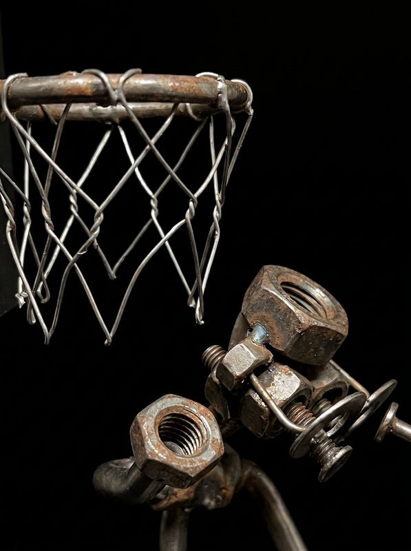 Figura Artesanal de Metal — Dos Jugadores de Baloncesto con Canasta
