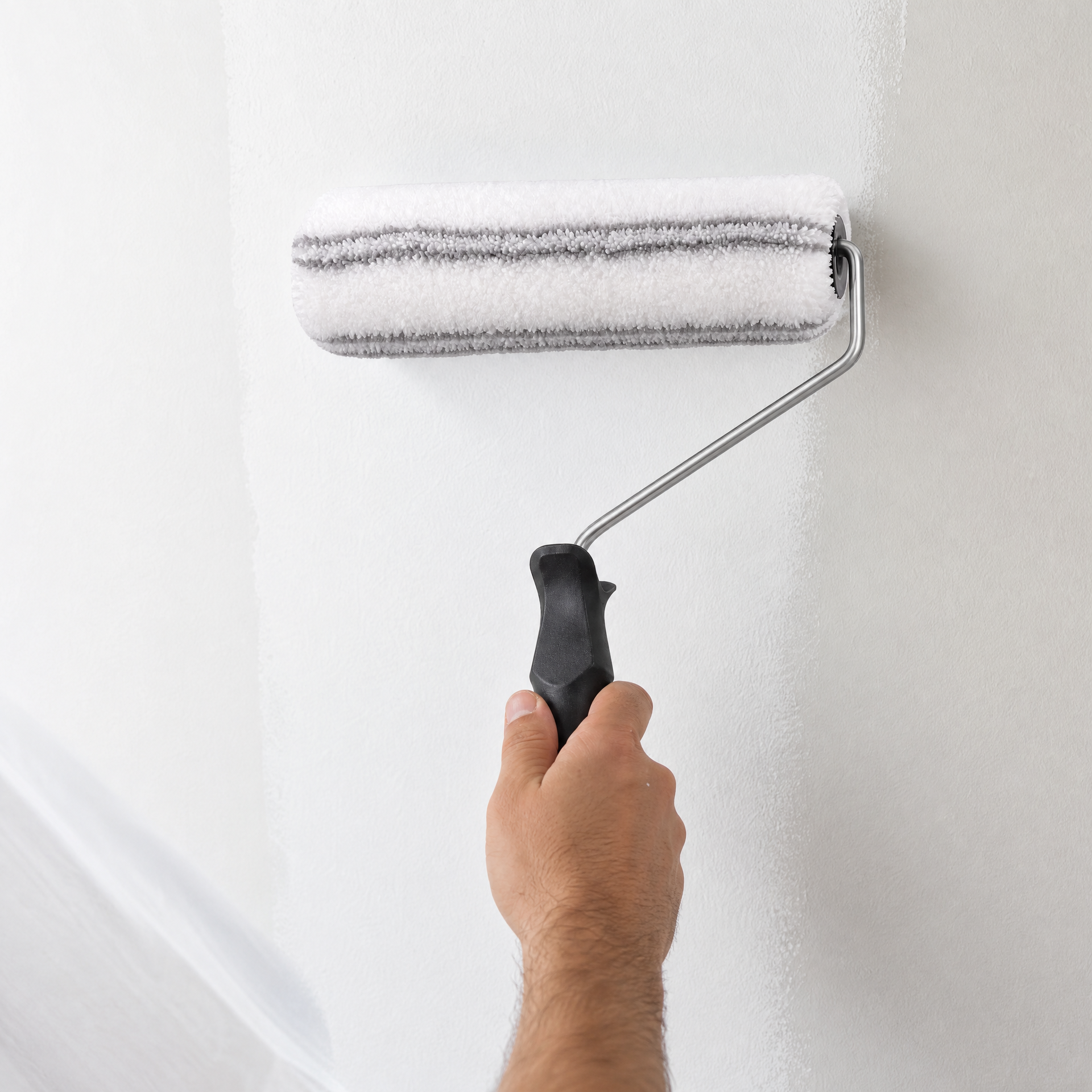 Rodillo de pintura cubierta blanca con rayas grises, eje metálico en L y mango negro