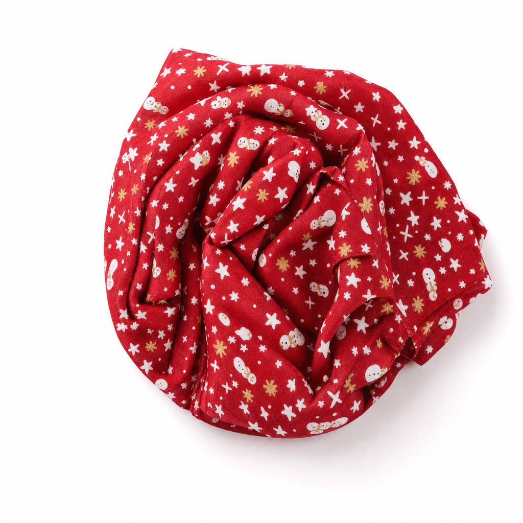 Retal de tela con fondo rojo y estampado de muñecos de nieve y estrellas en blanco y dorado