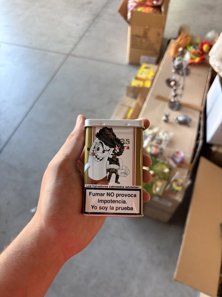 Caja Metálica de Broma — Diseño Humorístico