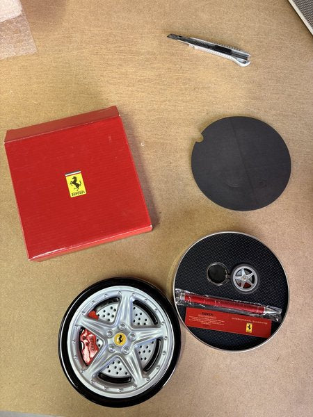 Set de Regalo Ferrari — Bolígrafo y Llavero Rueda