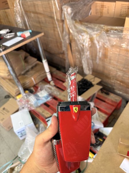 Encendedor Ferrari Rojo con Llama Visible