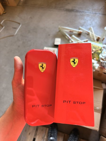 Set Ferrari Pit Stop — Estuche y Libreta Roja