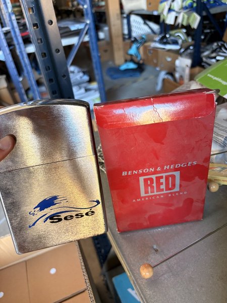 Encendedor Metálico Plateado Sesé con Logo de Felino