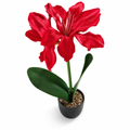 Planta artificial decorativa con flor roja en maceta negra
