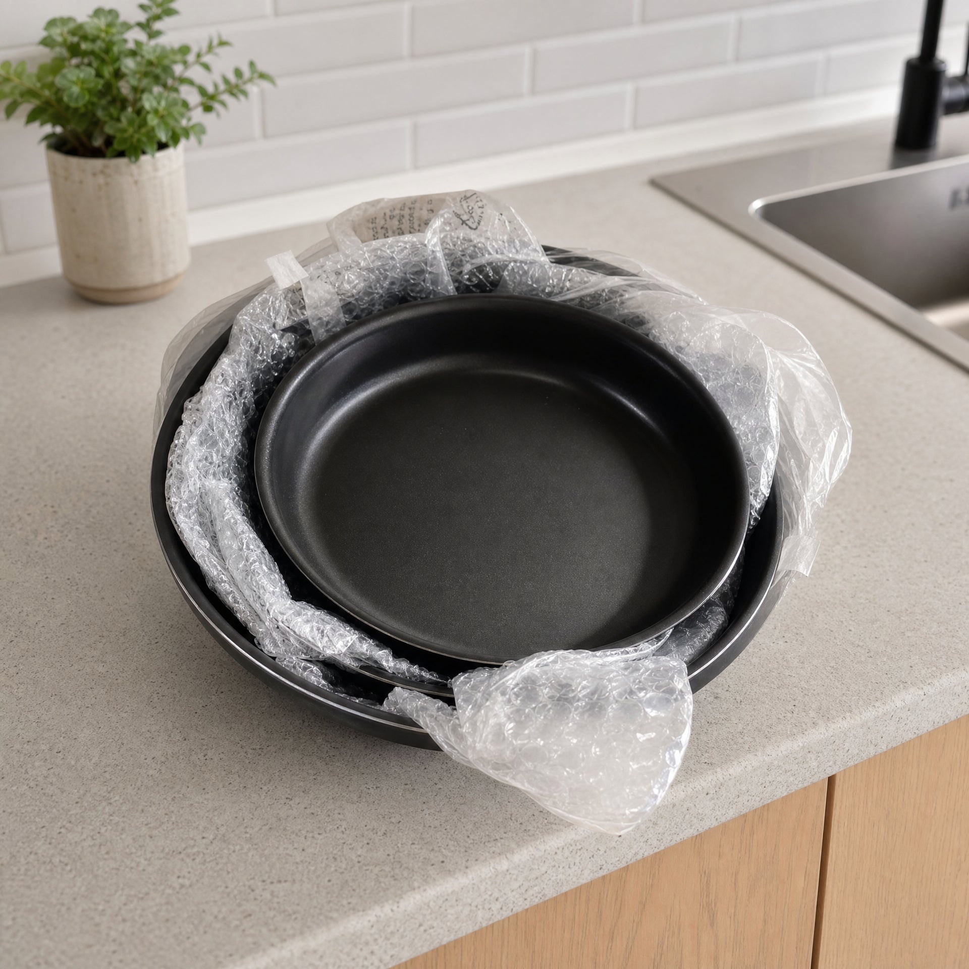 Conjunto de sartenes negras apilables