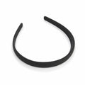 Diadema negra de una sola pieza con acabado liso y forma arqueada