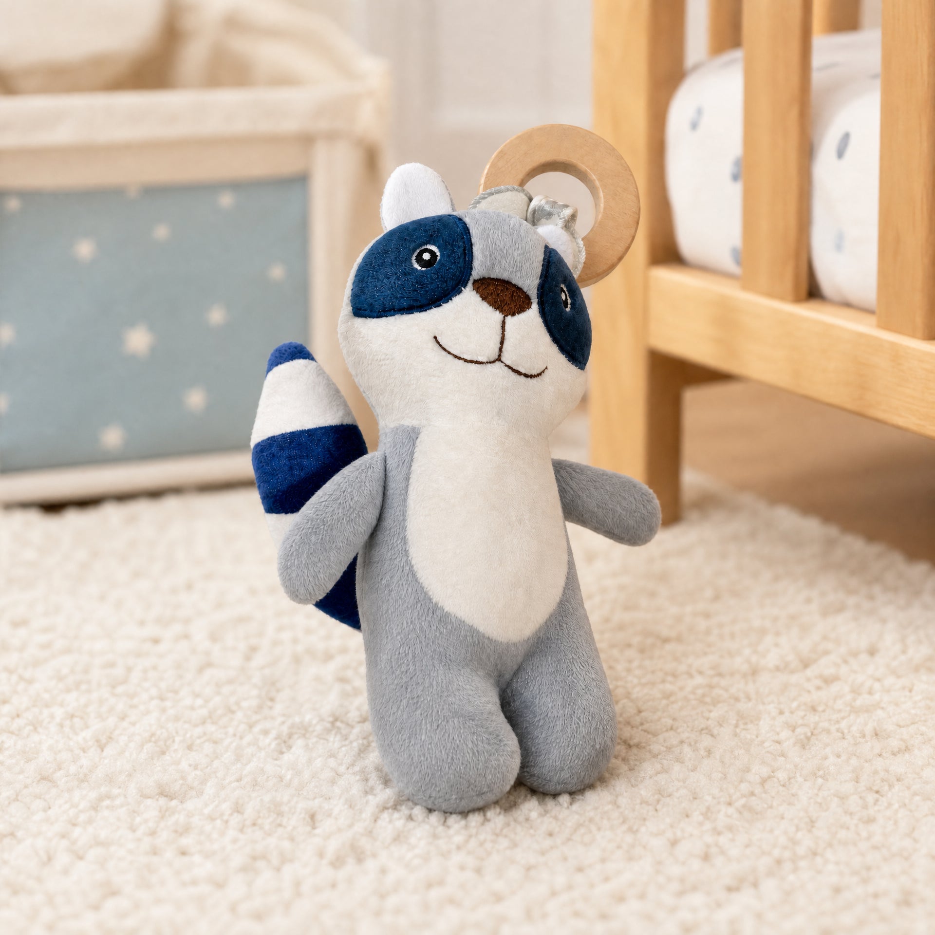 Peluche mapache gris, blanco y azul con aro de madera y cola con franjas azules