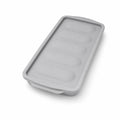 Tapa o bandeja rectangular gris con borde perimetral elevado y ranuras longitudinales