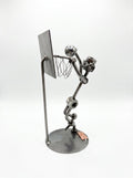Figura Artesanal de Metal — Jugador de Baloncesto Haciendo Mate