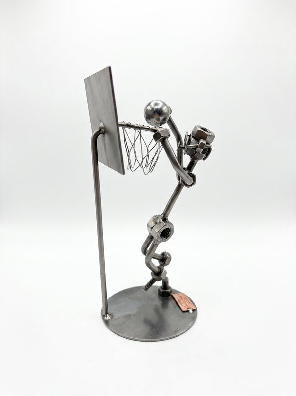 Figura Artesanal de Metal — Jugador de Baloncesto Haciendo Mate