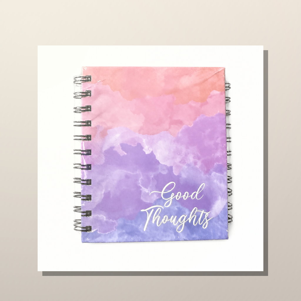 Cuaderno espiral Good Thoughts con portada de mensaje positivo y apertura plana