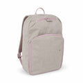 Mochila gris con ribetes y cremalleras rosas, bolsillo frontal y pequeña mancha