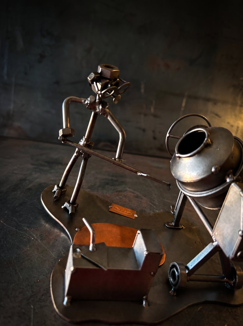 Figura Artesanal de Metal — Albañil con Hormigonera