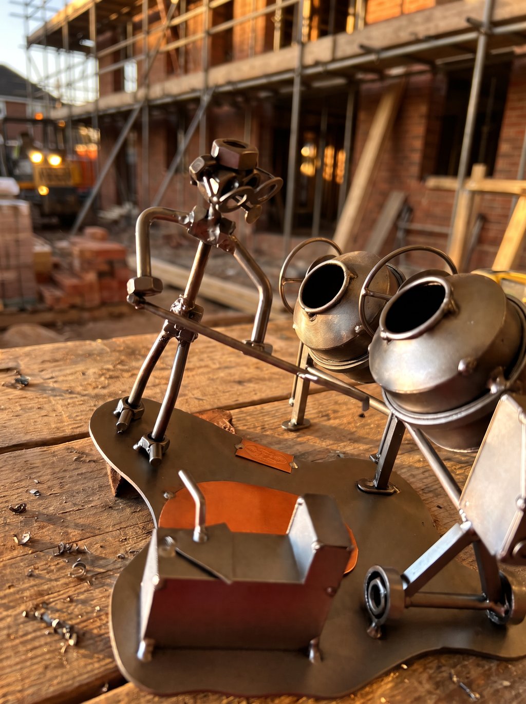 Figura Artesanal de Metal — Albañil con Hormigonera