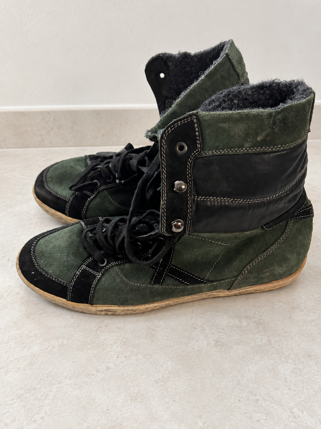 Zapatillas altas verde oscuro y negro talla45 con desgaste visible — ambiente