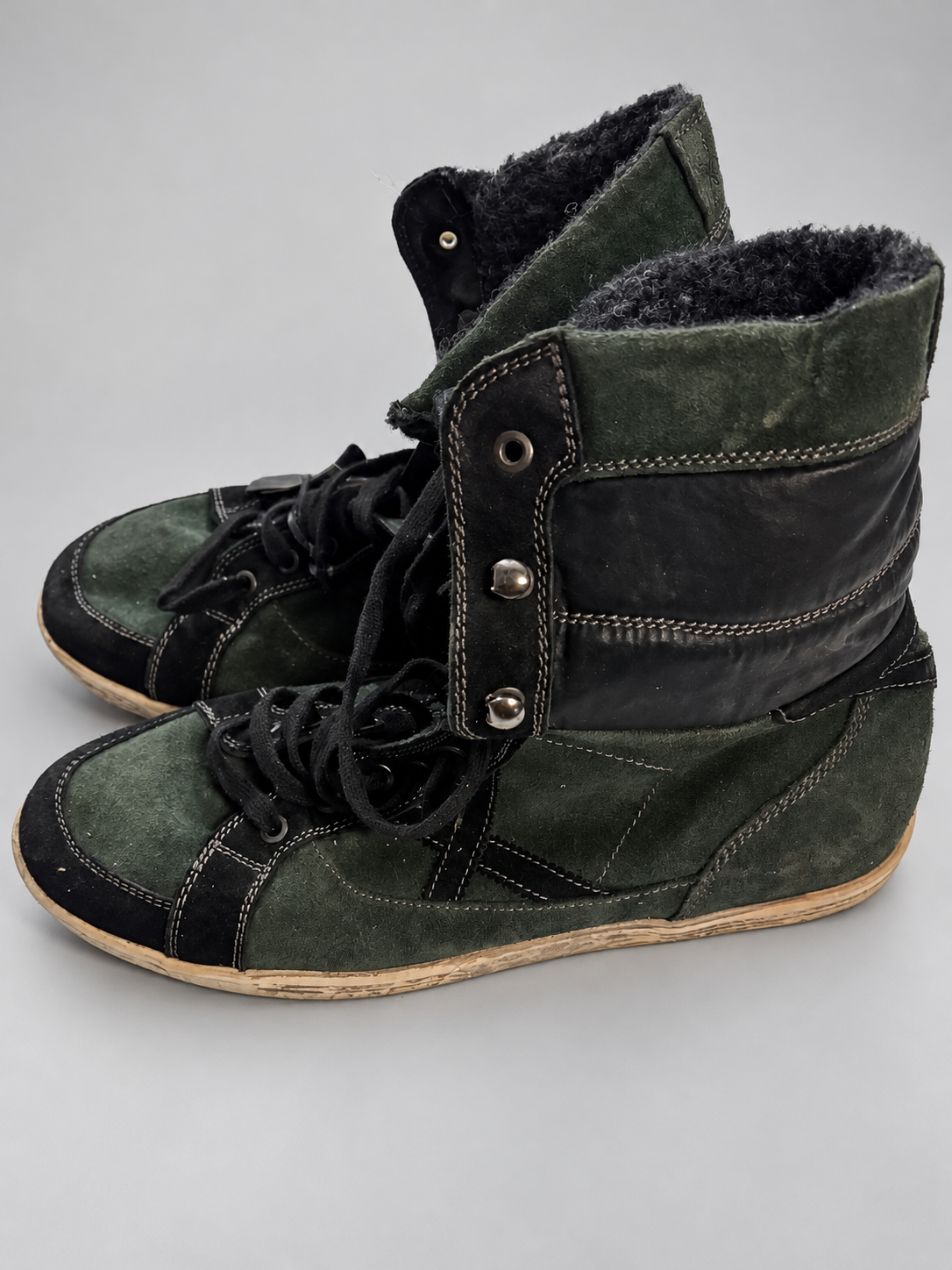 Zapatillas altas verde oscuro y negro talla45 con desgaste visible — detalle