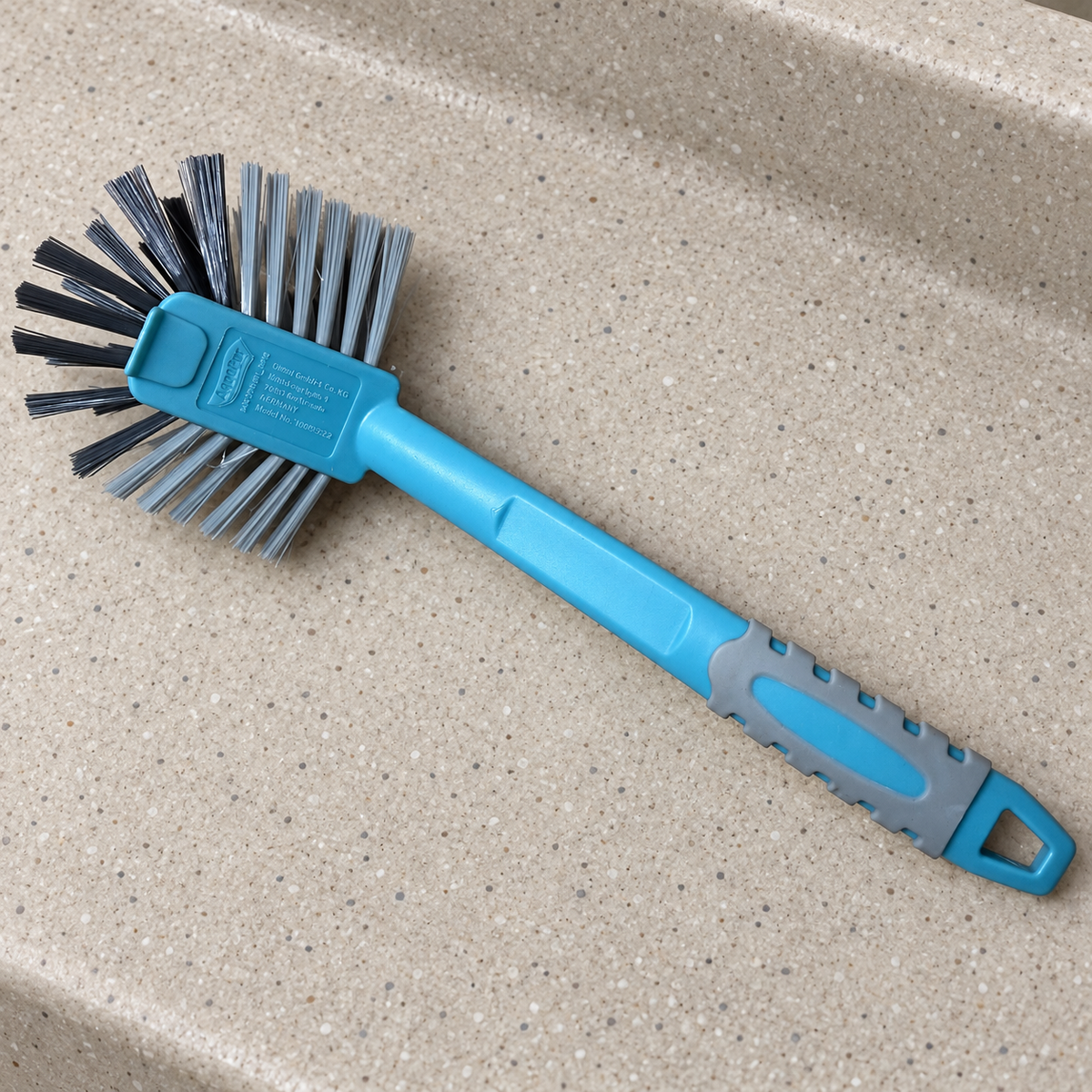Cepillo AquaPur azul y gris sobre una encimera
