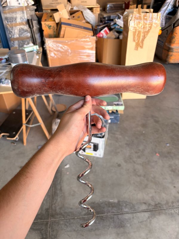 Sacacorchos Gigante con Mango de Madera