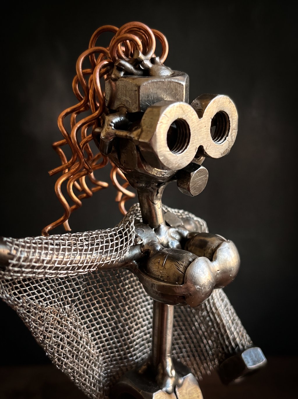 Figura Artesanal de Metal — Bailarina con Vestido de Malla