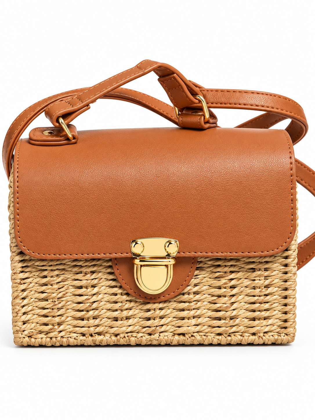 Bandolera trenzada natural con solapa camel y cierre dorado · detalle