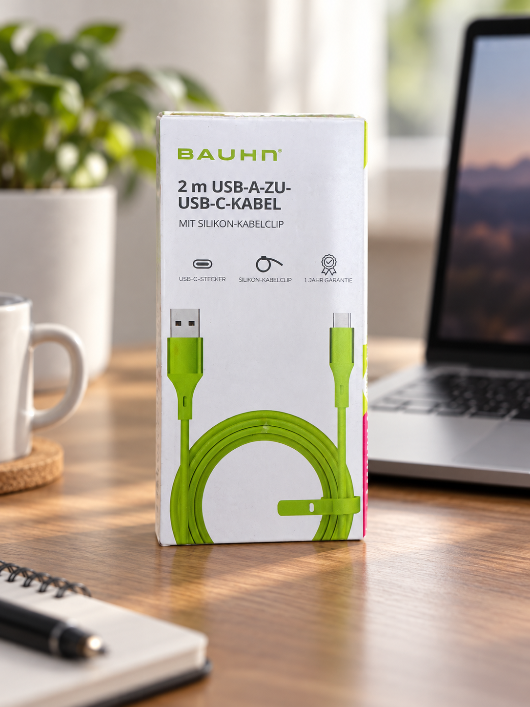 Caja Bauhn de cable verde USB-A a USB-C en un escritorio