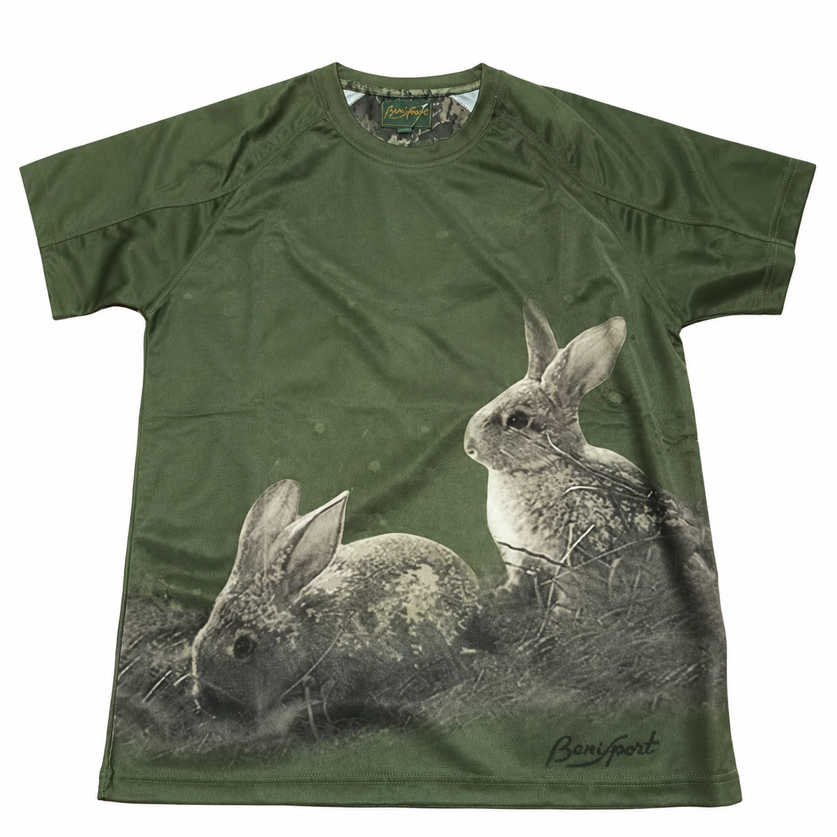 Camiseta Benisport técnica verde oliva con estampado de dos conejos sobre fondo blanco