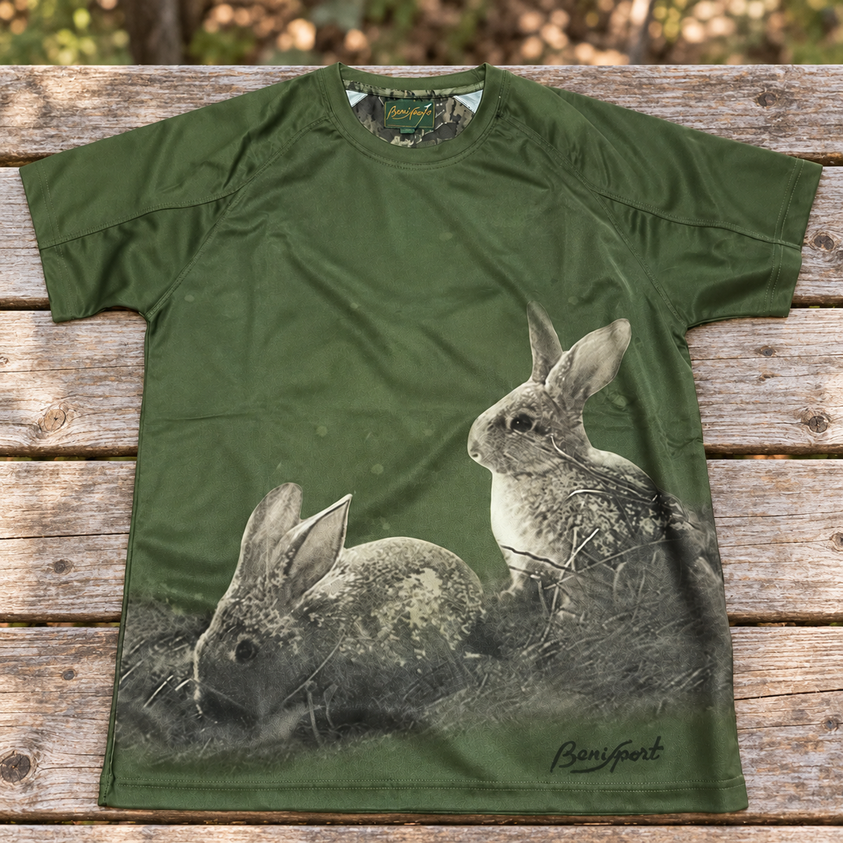 Camiseta Benisport Conejos sobre una mesa de madera en el campo
