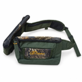 Dos bolsas Benisport de ojeo caqui y camuflaje con un cinturón acolchado, sobre fondo blanco