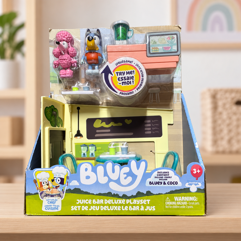 Set Bluey puesto de zumos Deluxe en su embalaje sobre mesa de habitación infantil