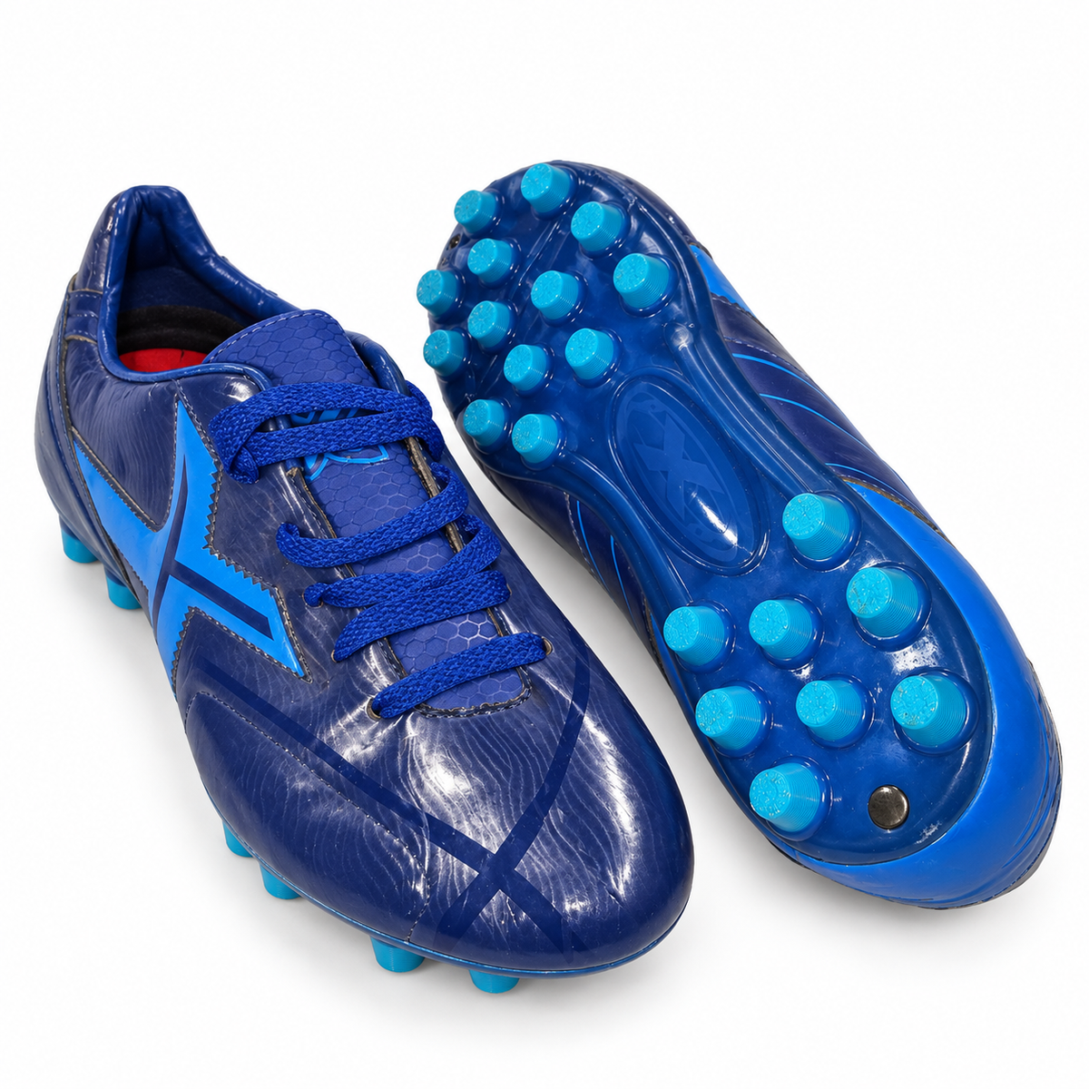 Botas de fútbol Munich azul royal con detalles turquesa y tacos sobre fondo blanco