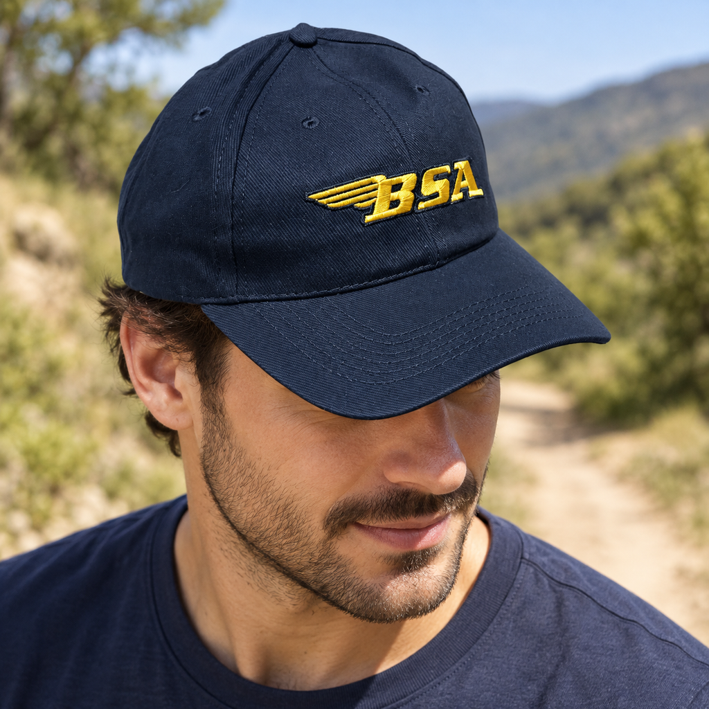 Gorra BSA azul marino con bordado amarillo: gorra en uso durante un paseo al aire libre