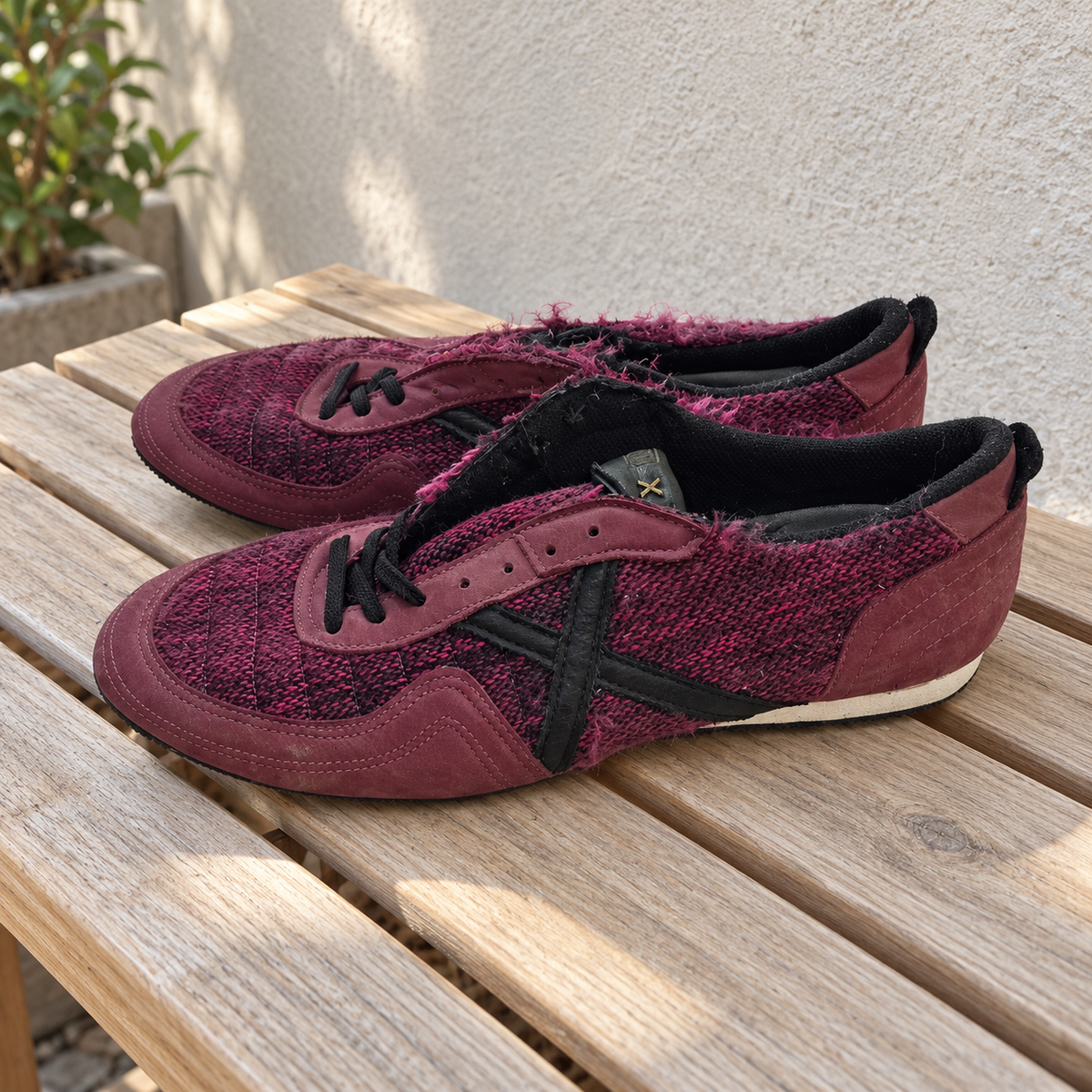 Zapatillas Munich burdeos de tejido grueso con X negra · Talla 45 - lifestyle sobre banco