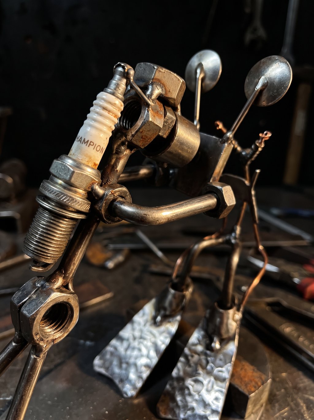 Figura Artesanal de Metal — Buzo con Tabla de Surf
