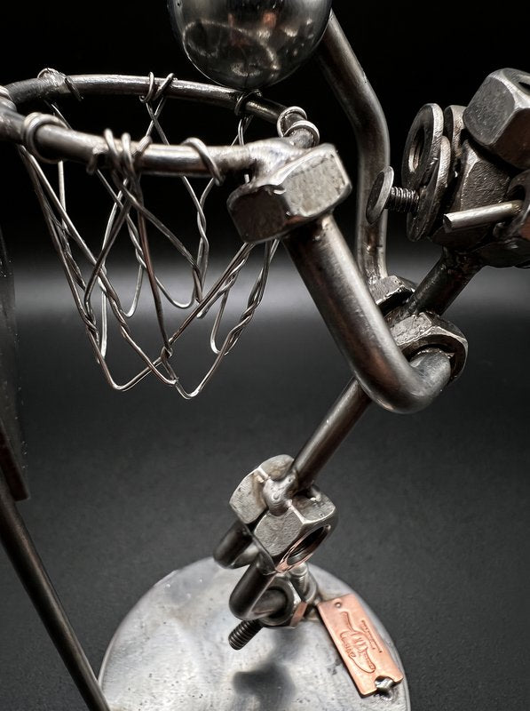 Figura Artesanal de Metal — Jugador de Baloncesto Haciendo Mate