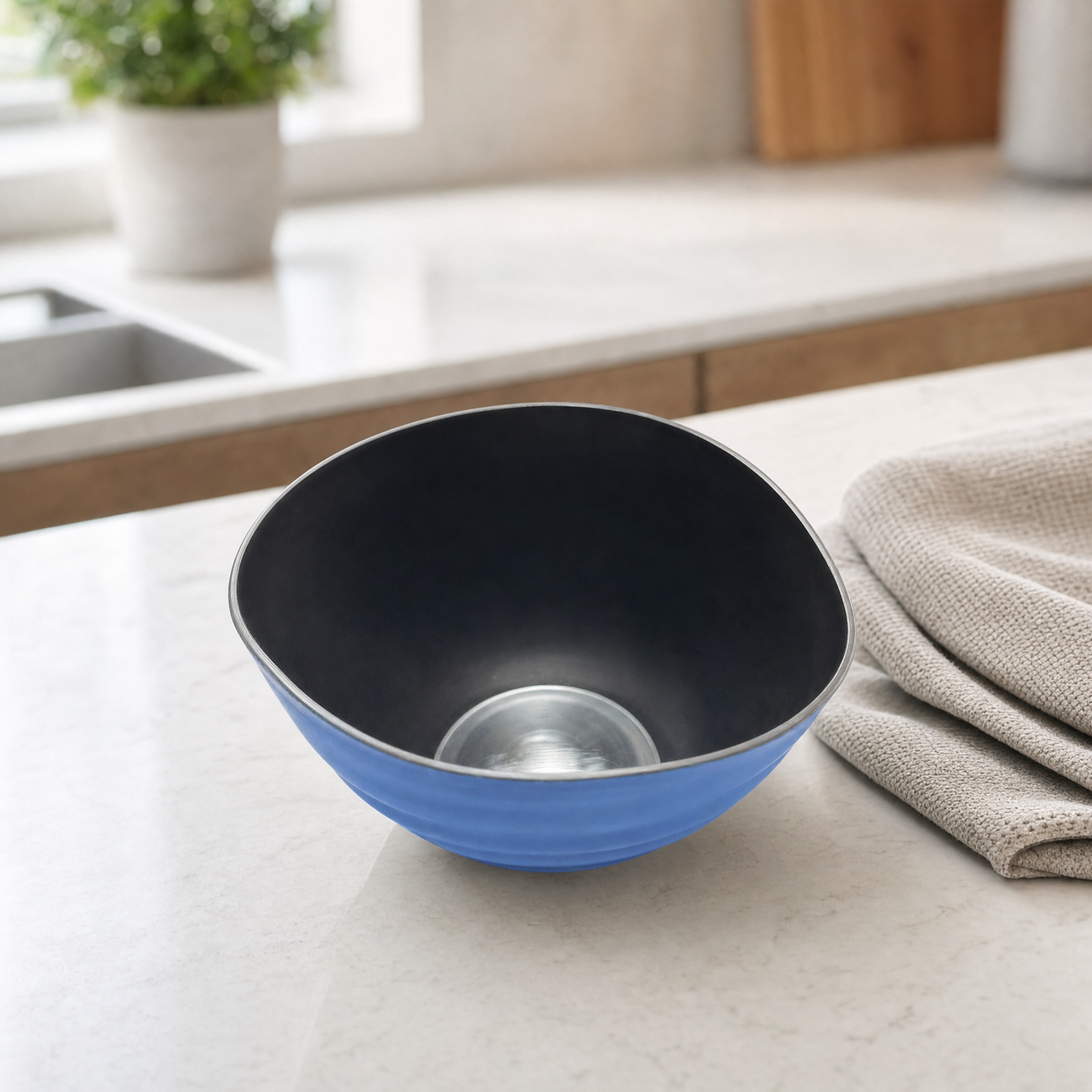 Bol de cocina azul con interior negro y pico vertedor