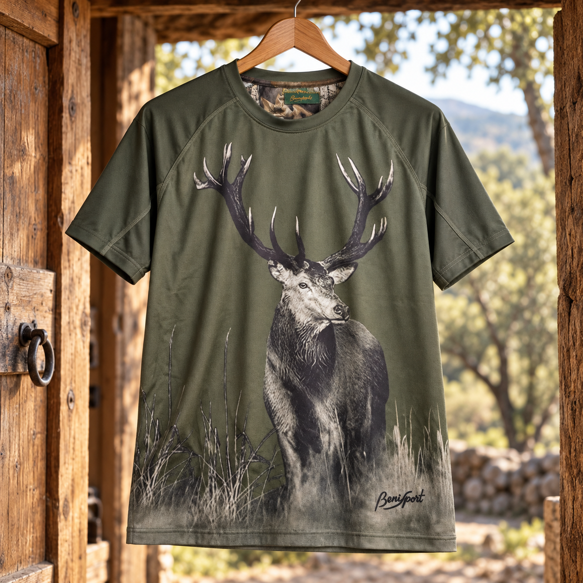 Camiseta Benisport verde con estampado de ciervo talla L en entorno de campo