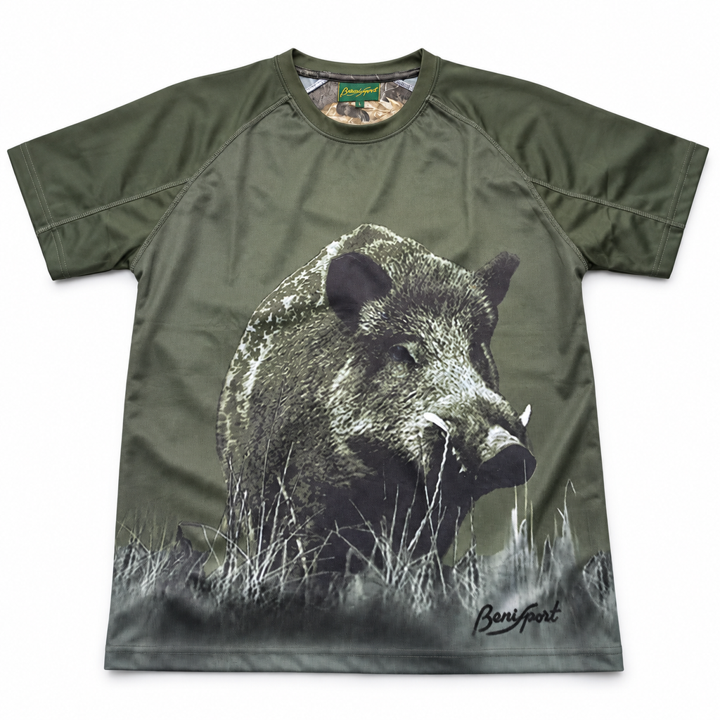 Camiseta Benisport verde oliva con jabalí entre pasto talla L sobre fondo blanco