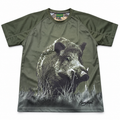 Camiseta Benisport verde oliva con jabalí entre pasto talla L sobre fondo blanco
