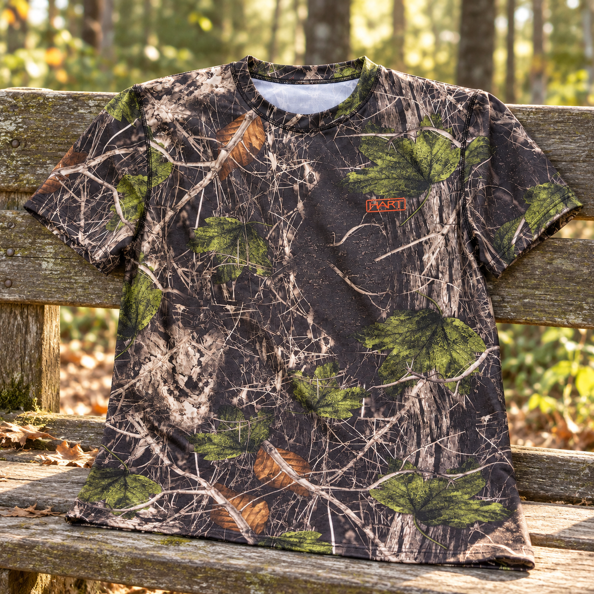 Camiseta HART Crew-S Camo Forest talla XXL en ambiente de bosque