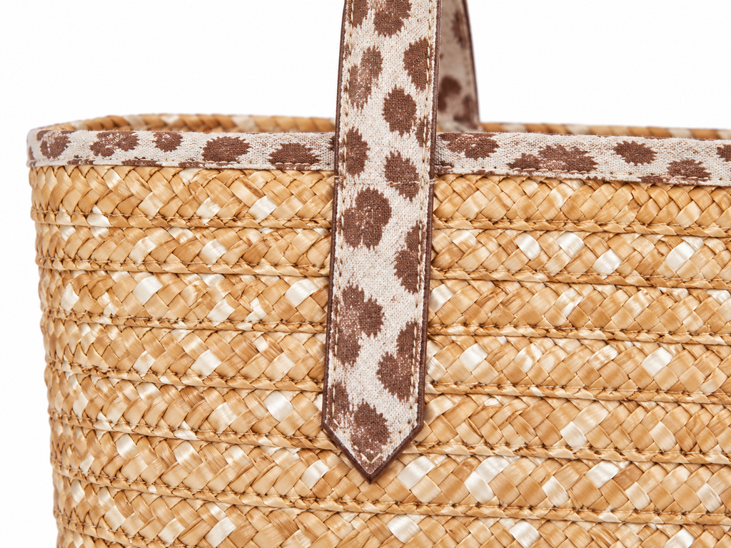 Capazo trenzado natural con asas de estampado animal · detalle