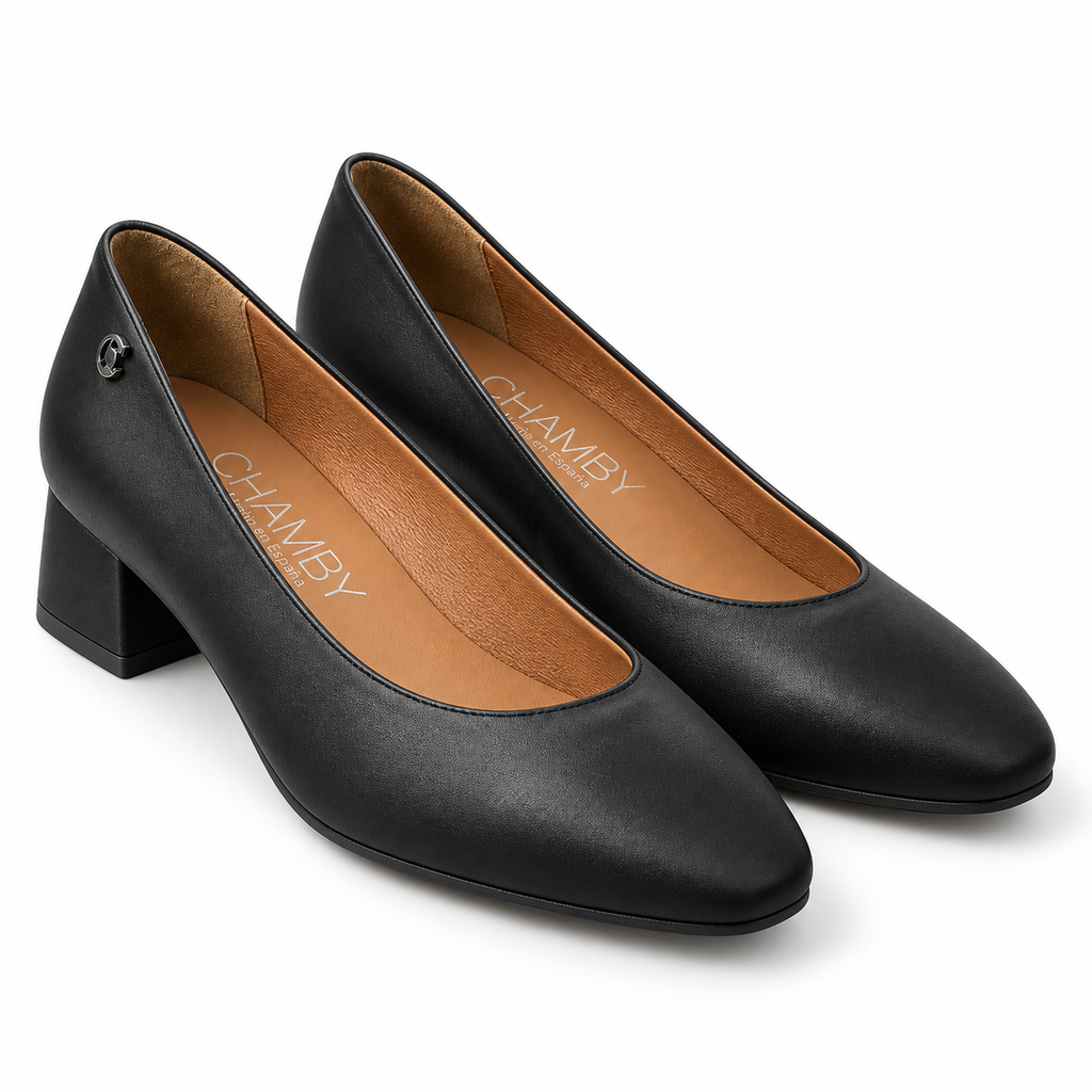 Zapatos CHAMBY 16858 de piel negra sobre fondo blanco