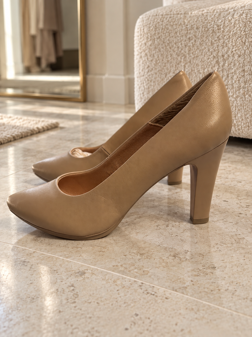 Salones Chamby 4330 beige junto a un banco en un vestidor
