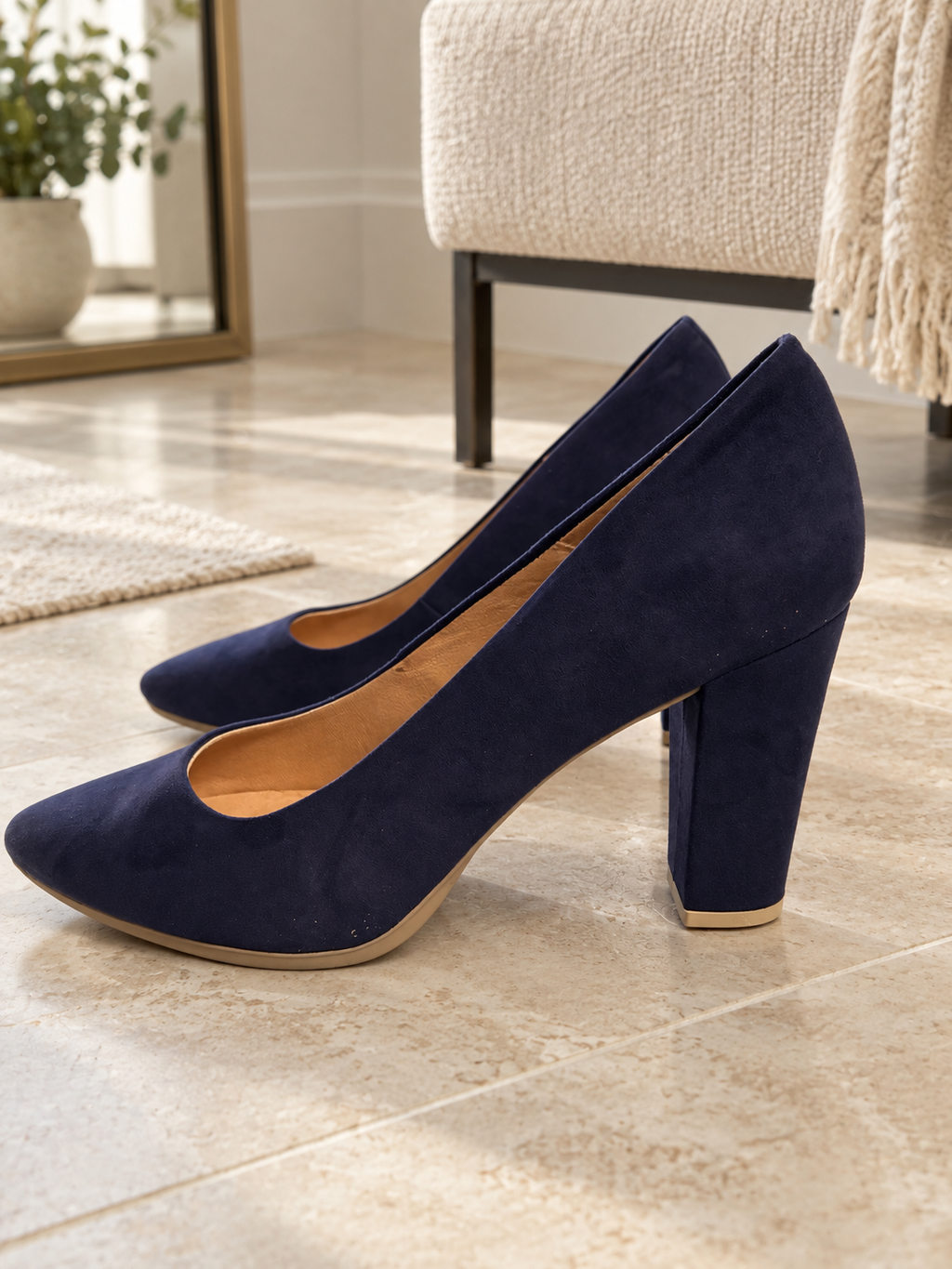 Salones Chamby 4770 azul marino talla 41: producto en un vestidor