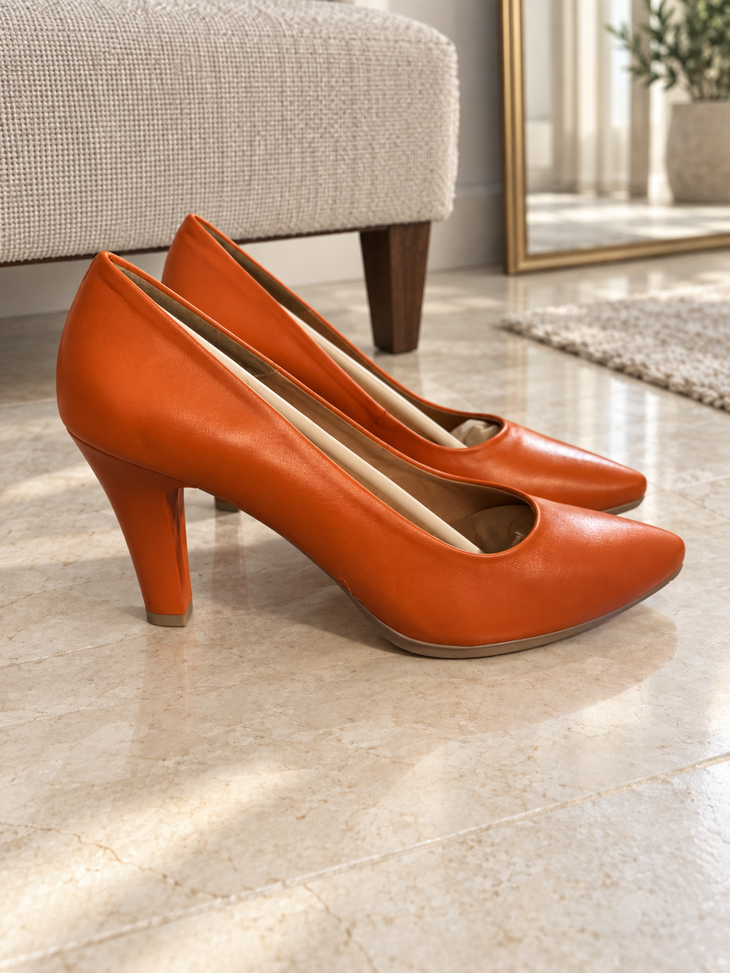 Salones Chamby 4330 naranja talla 40: producto en un vestidor