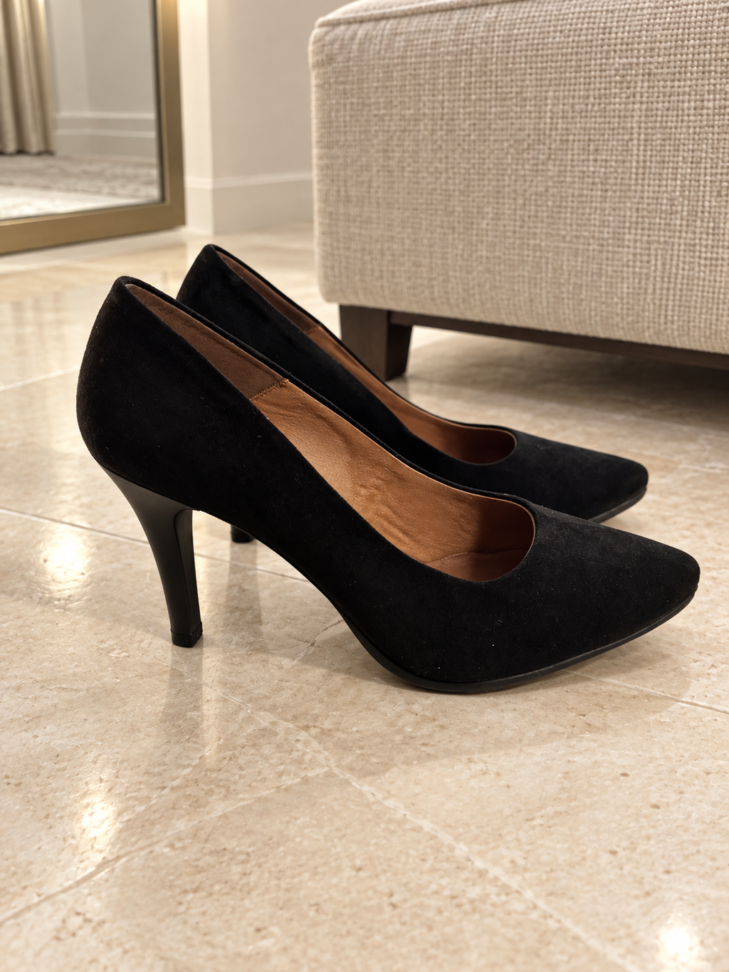 Zapatos de salón Chamby 4350 negro de tacón fino: en un vestidor